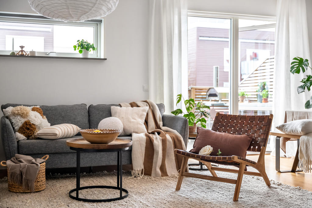 Vardagsrum och matplats ihop med stora glasdörrar mot altan. 