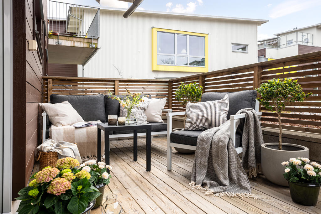 Altan med eftermiddag och kvällssol.