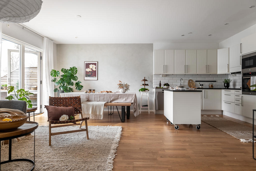 Stort luftigt kök och vardagsrum. 