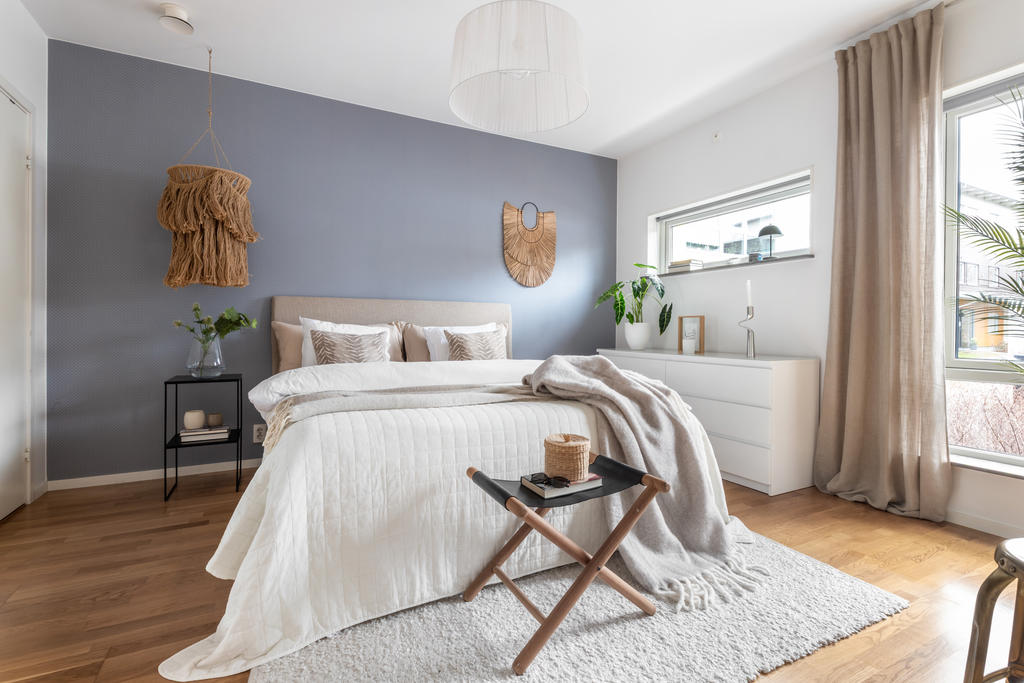 Rymligt sovrum med bra klädförvaring.