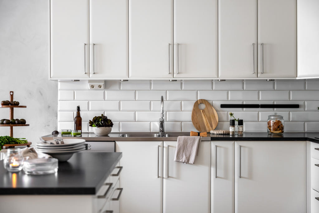 Ljust kök med köksö.