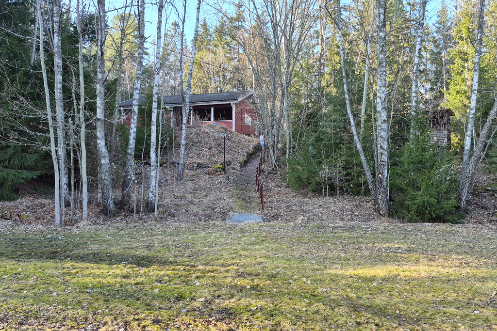 Hus och gästhus sett från gräsmattan