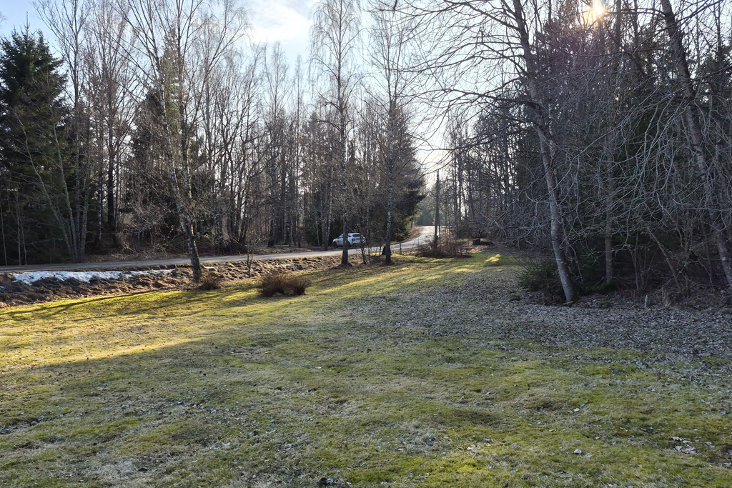 Stora gräsytor och den lilla grusvägen in i området nedanför