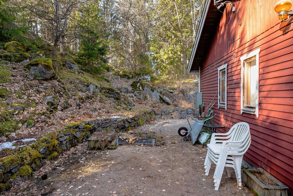 Husets gavel mot skogsdungen