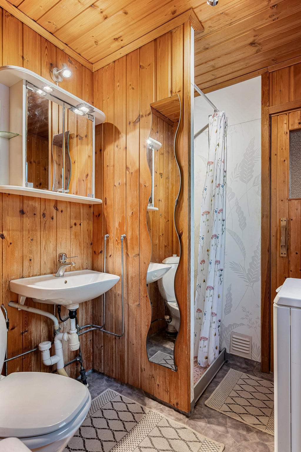 Duschrum med ingång till bastu