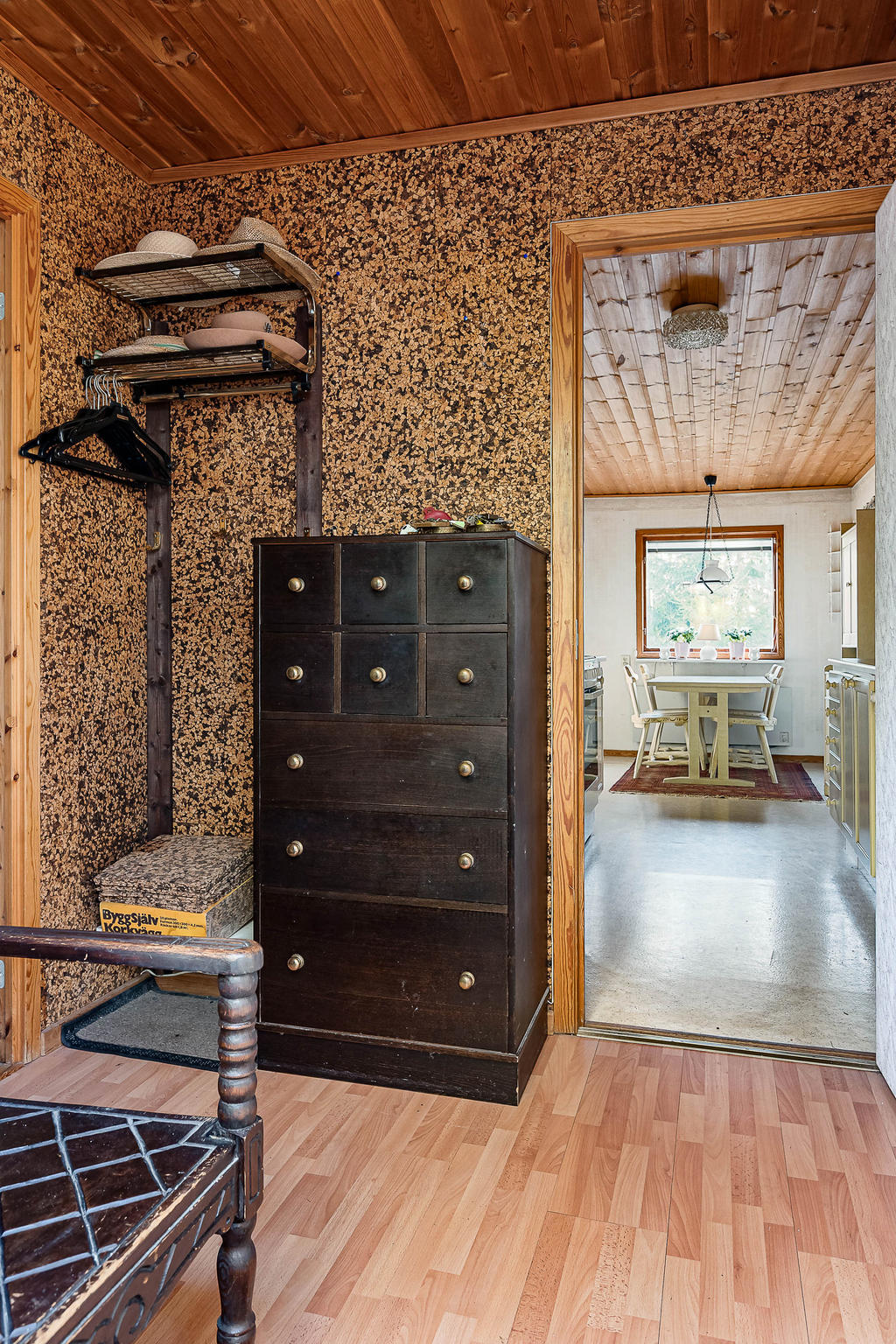 Hall med avhägning och ingång till klädkammare