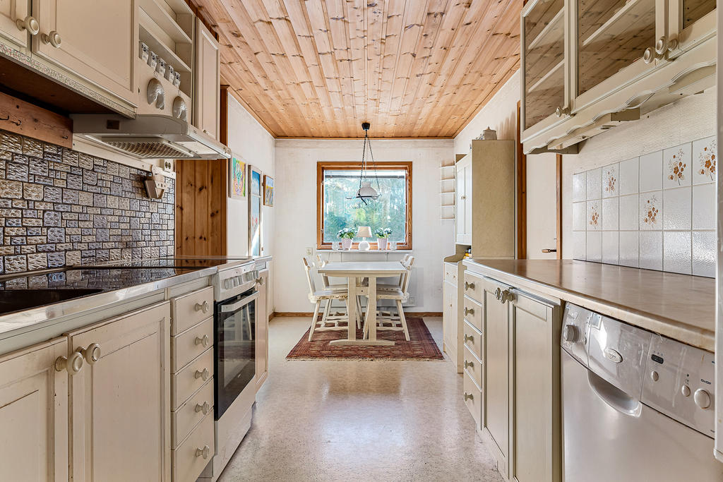 Ljust kök med matplats för 4 personer