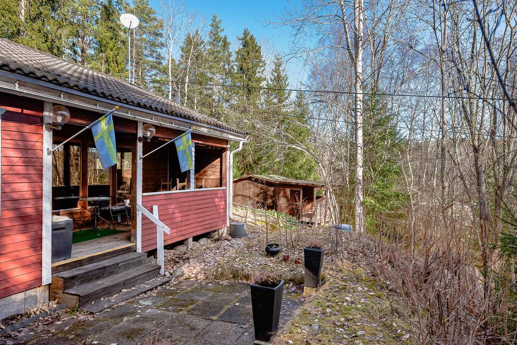 Baksida med taklagd altan - högt läge och vy mot träden