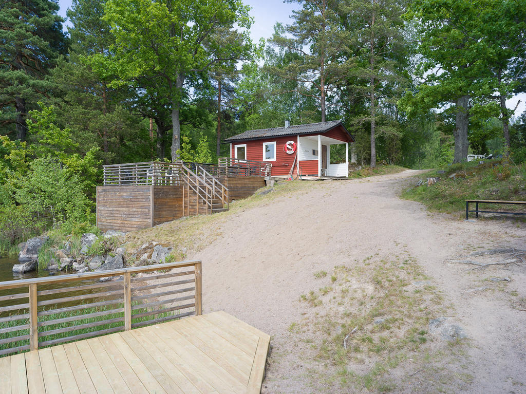 Bastustuga och uteplats vid en av badplatserna