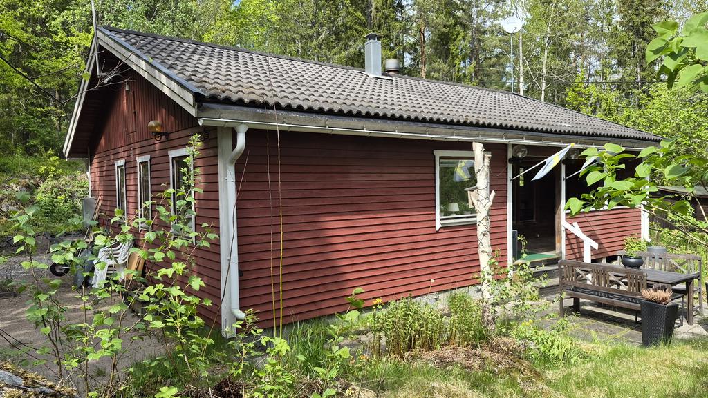 Husets baksida med naturen inpå knuten