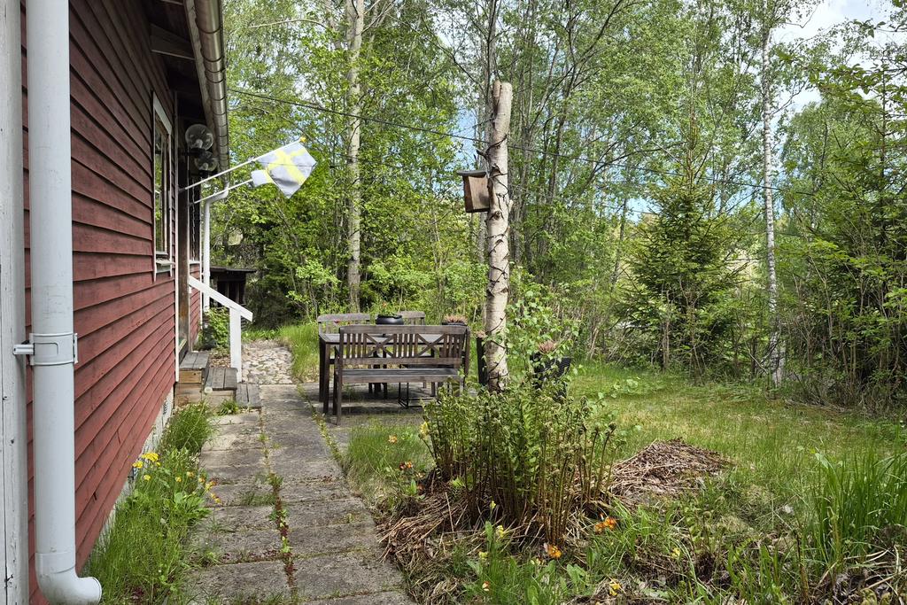Plattlagd uteplats i söderläge