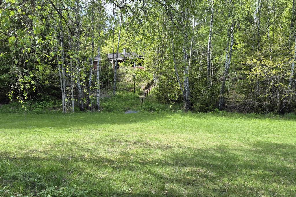 Från gräsmattan går en fin gång upp mot husen som är helt skyddade från insyn