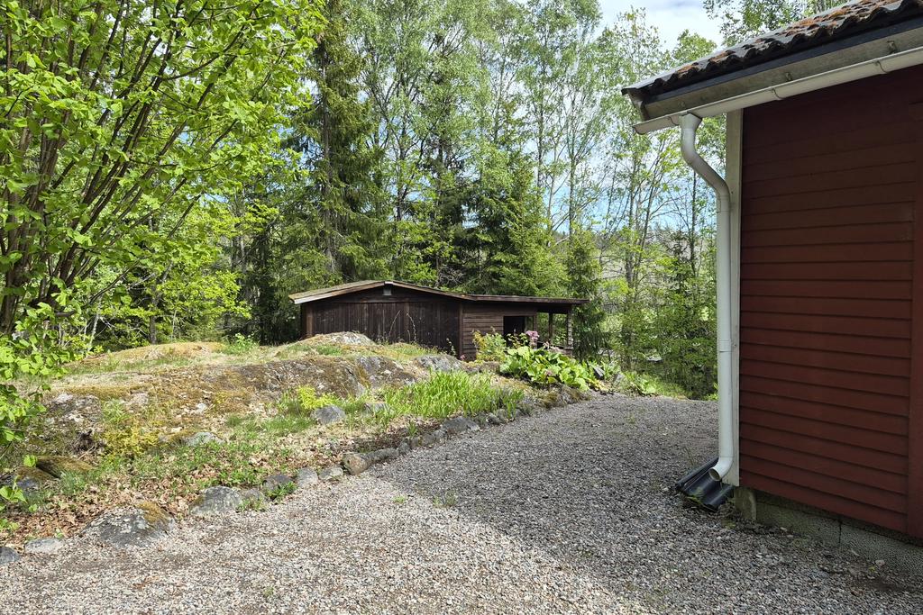 Runt knuten ligger gäststugan