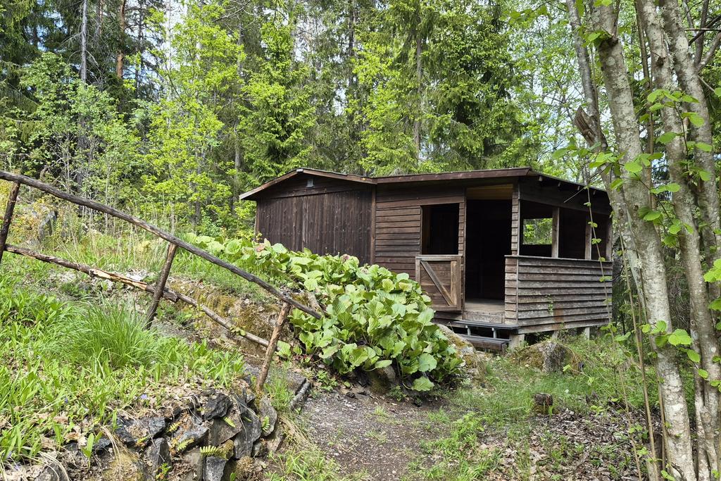 Gäststuga med uteplats framför