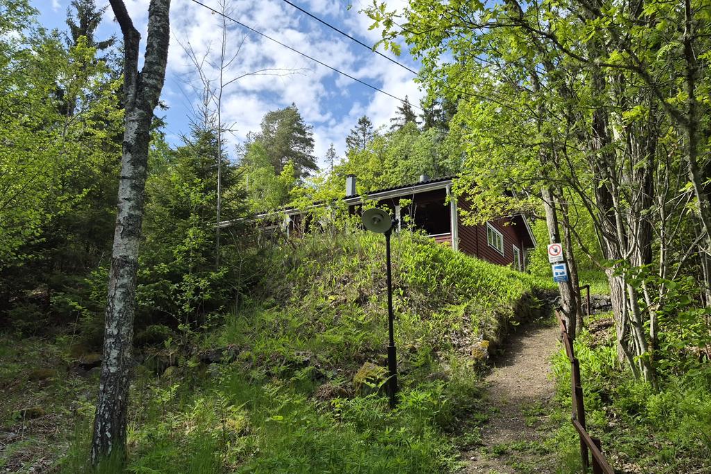 Gången från gräsmattan upp mot husen