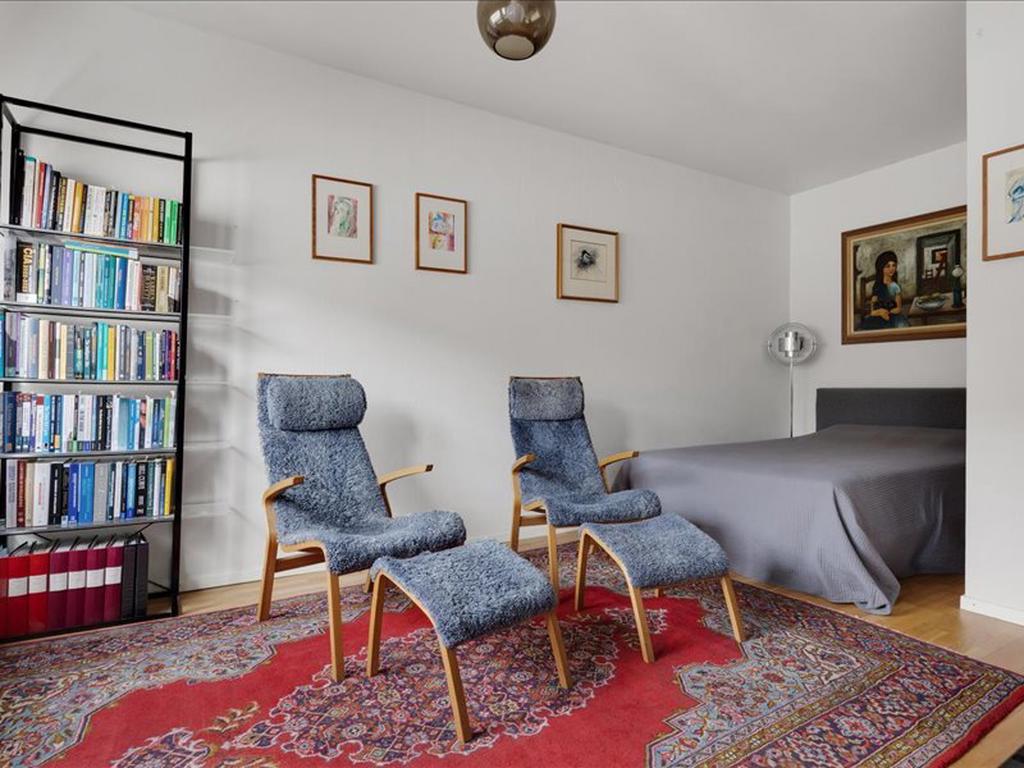 Planlösningen är väl genomtänkt med gott om plats för både säng och soffgrupp