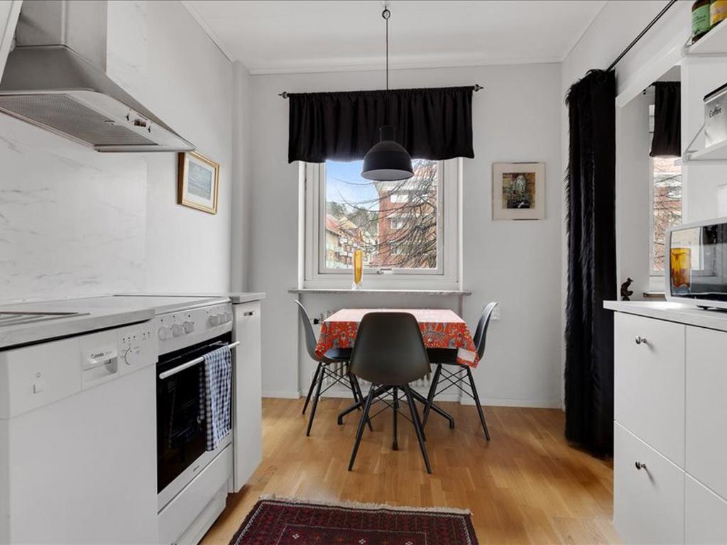 Plats för mindre matbord vid fönstret