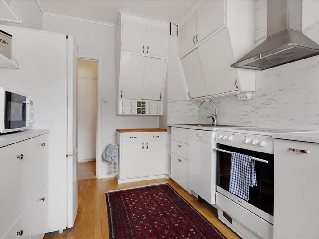 Kök i vitt med diskmaskin 