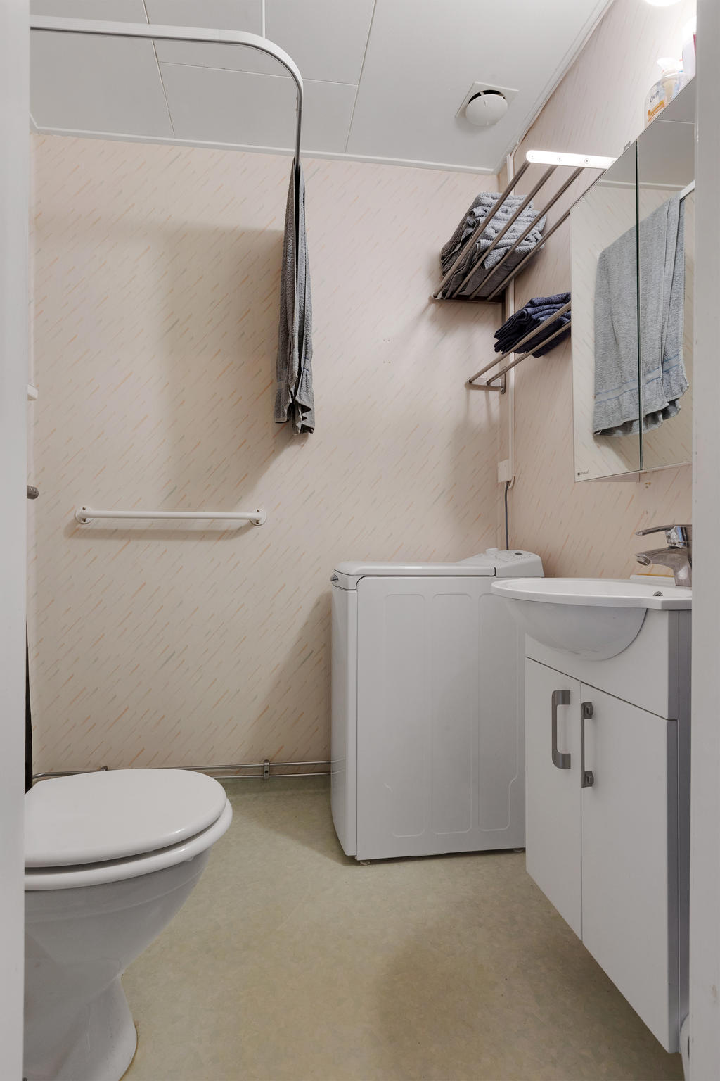 Badrum med dusch och tvättmaskin