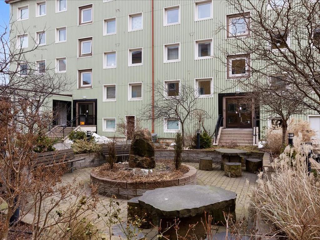 Läget här är optimalt, med närhet till all typ av service och kommunikationer