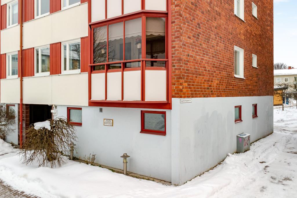 Inglasad balkong med hörnläge och ljusinsläpp från tre håll. 