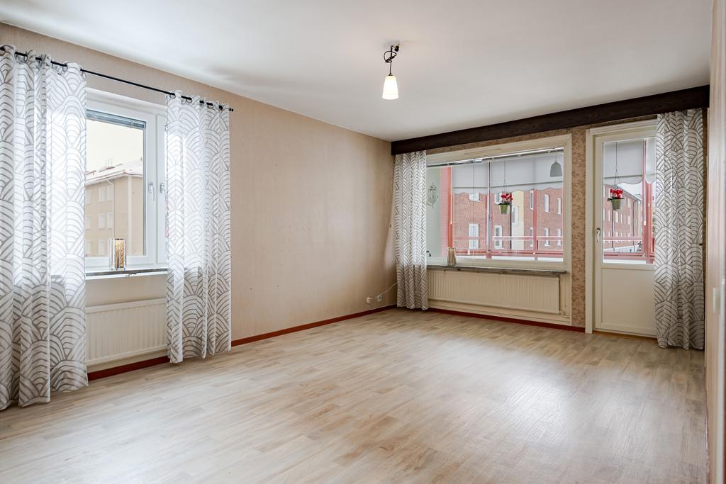 Stort och rymligt vardagsrum med ljusinsläpp från två håll. 