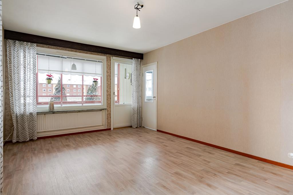 Vy ut mot den inglasade balkongen. 