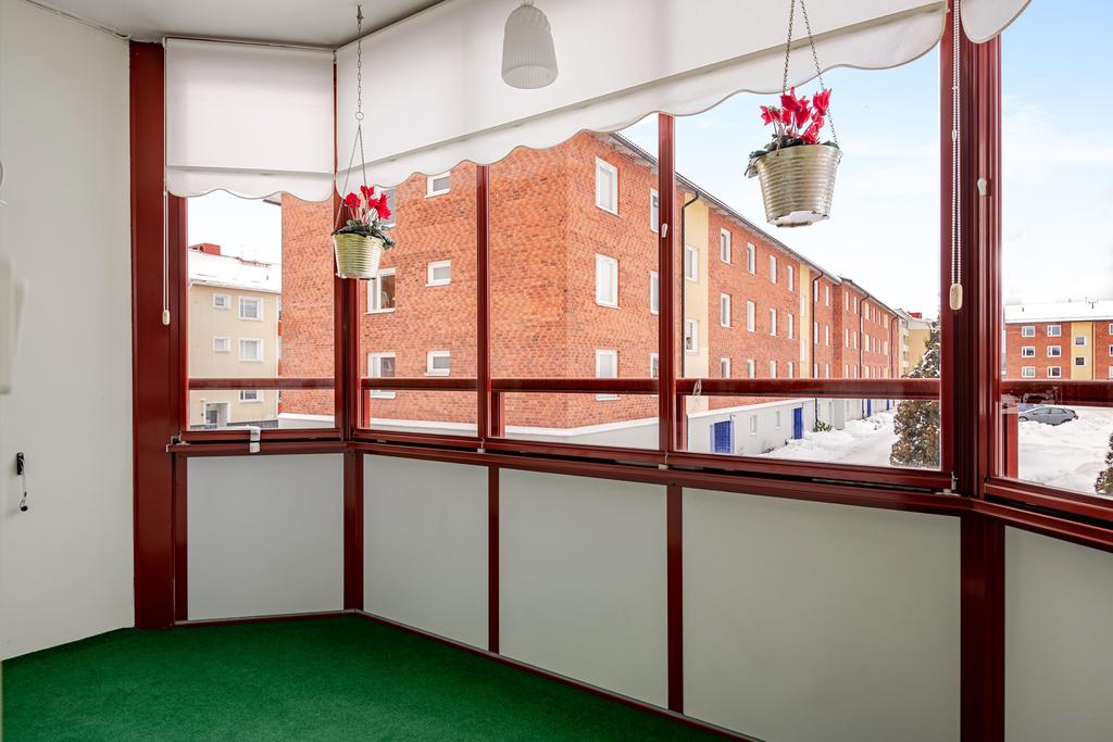 Här finns gott om plats för matbord eller soffgrupp.  