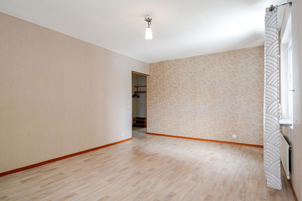 Vy från andra hållet över vardagsrummet. 