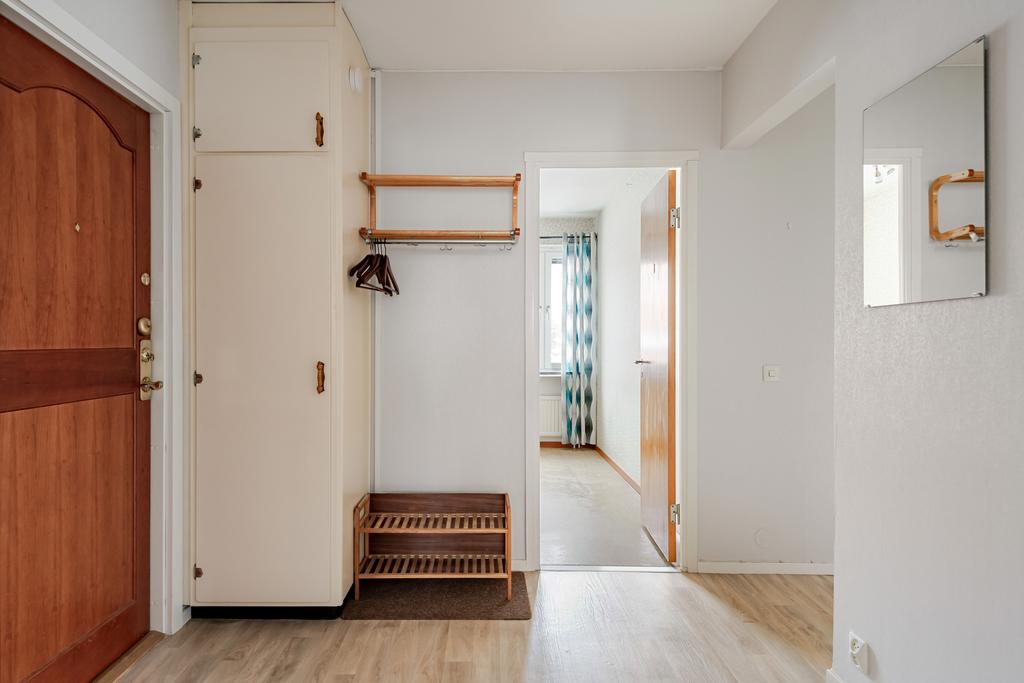 Avhängning direkt till vänster samt garderob. 