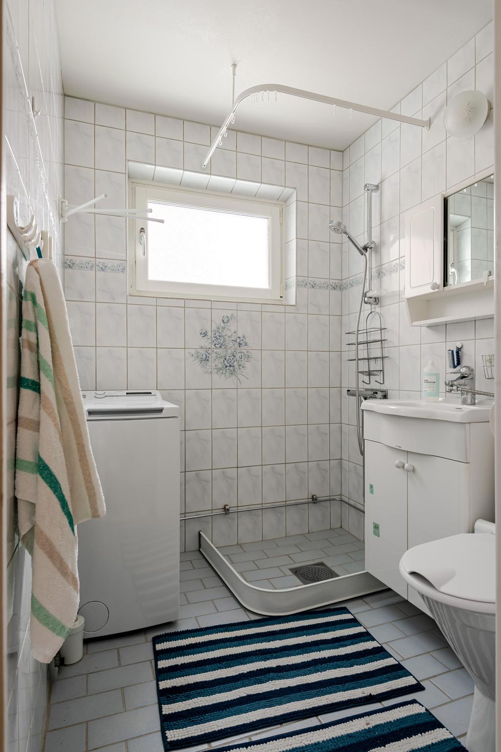 WC med dusch och egen tvättmaskin. 