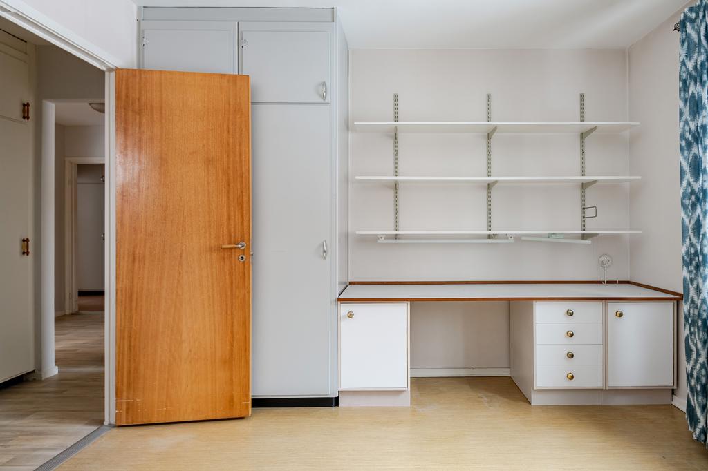 Garderober och platsbyggt skrivbord. 