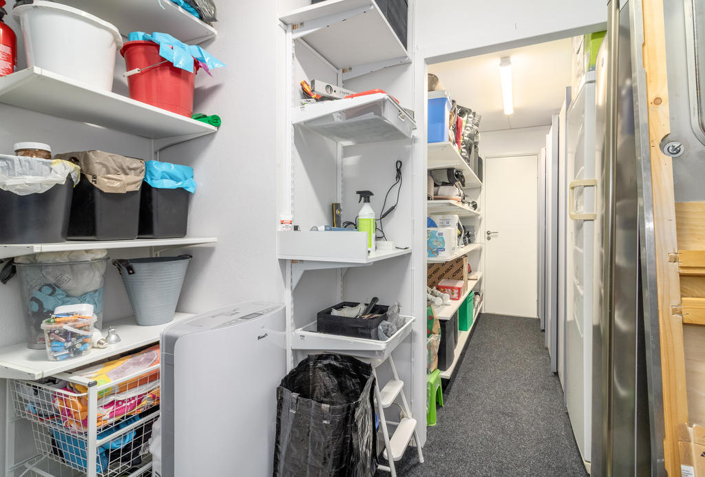 Förråd i anslutning till groventré