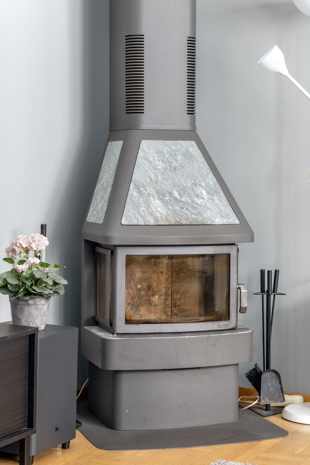 Braskamin med täljsten