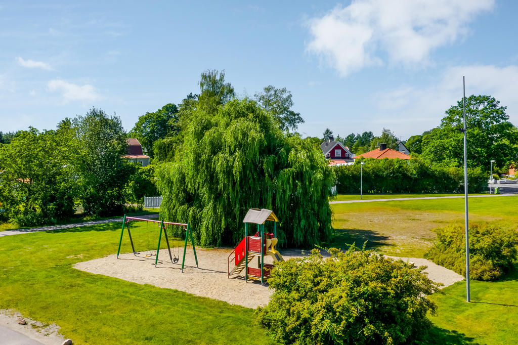 Lekplats och grönytor intill