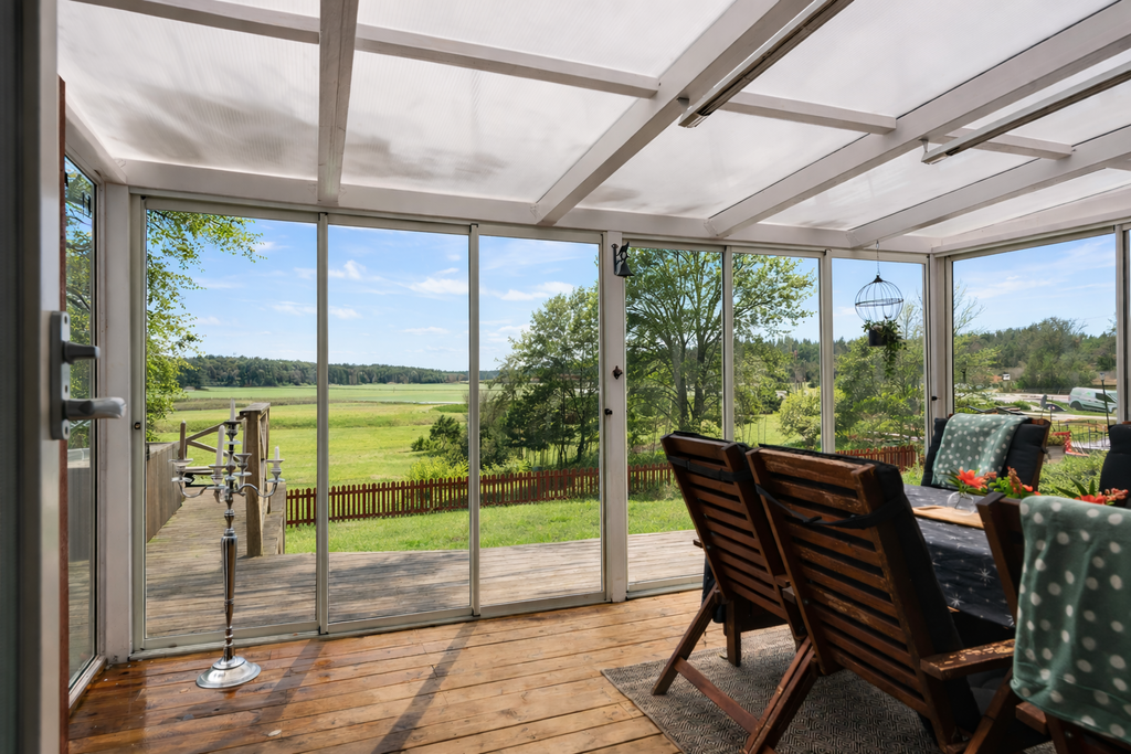 Redigerad vinterbild till sommarbild med hjälp av AI