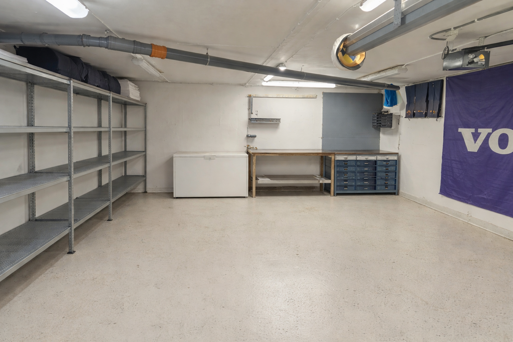 Garage, redigerat bort saker med hjälp av AI