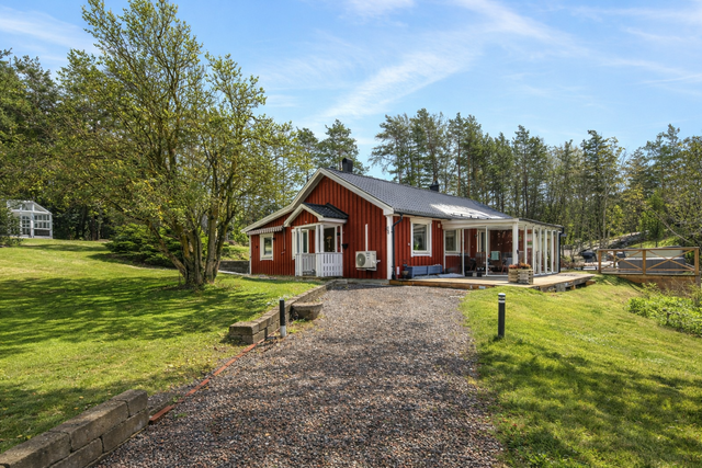 Redigerad vinterbild till sommarbild med hjälp av AI