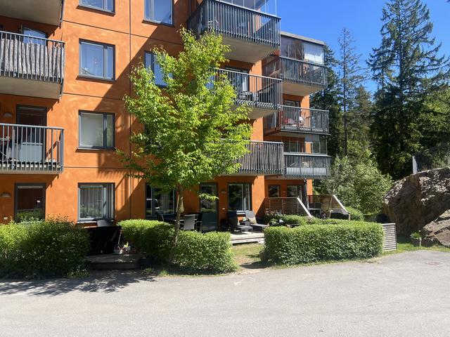 Stor uteplats hör till denna fina tvåa!