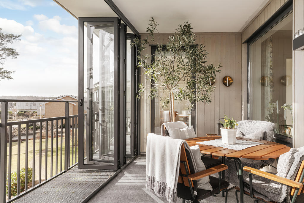 Inglasad terrass med vikpartier