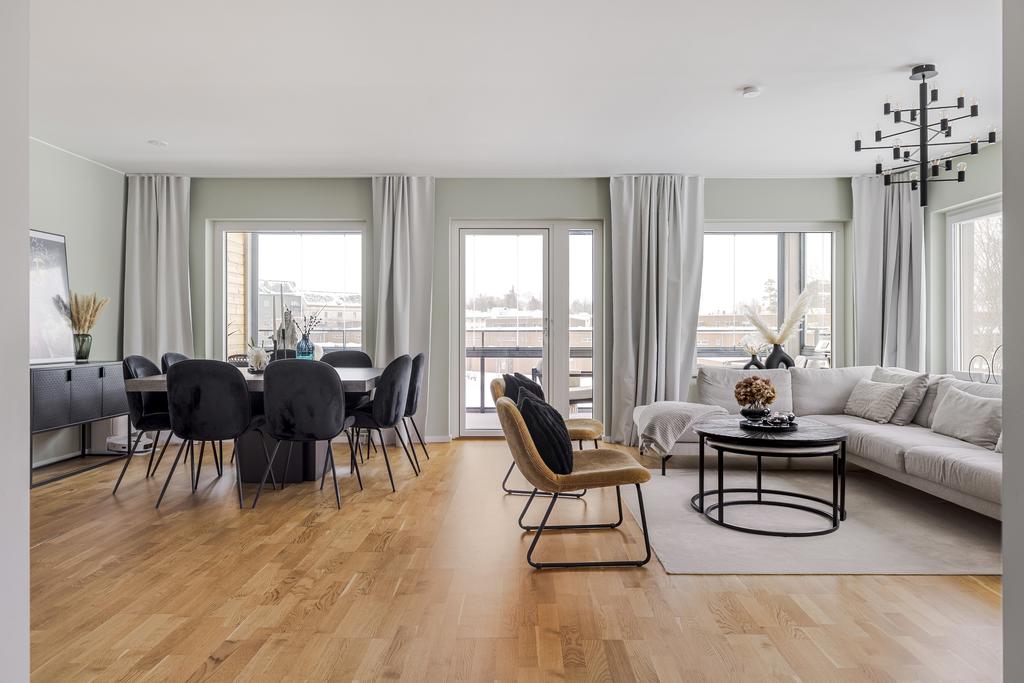 Stort matrum och vardagsrum i öppen lösning med köket