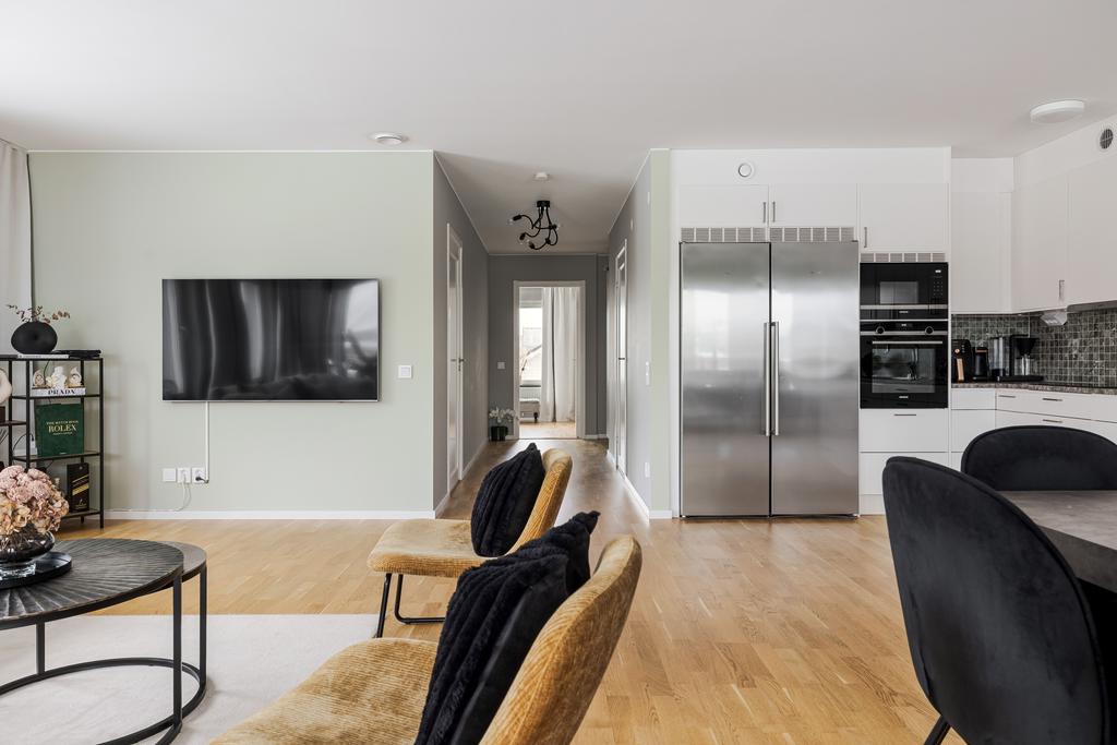 Kök och vardagsrum i en social öppen lösning