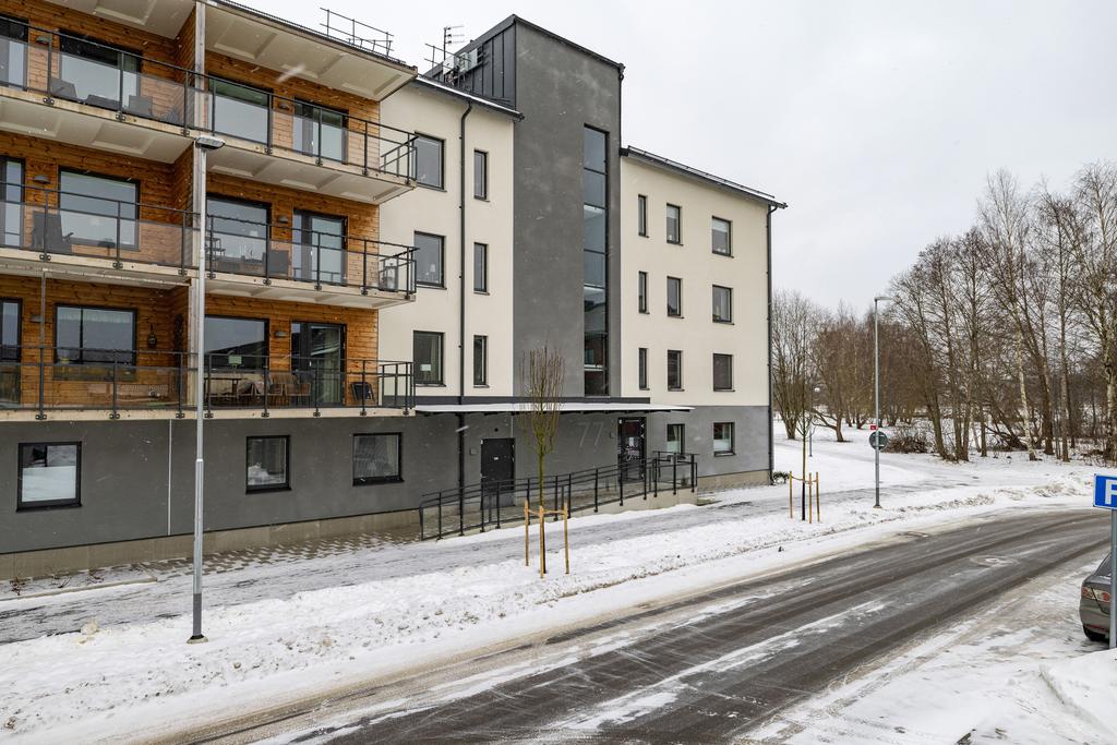 Idrottsvägen 77 med gångstråk precis utanför porten. 