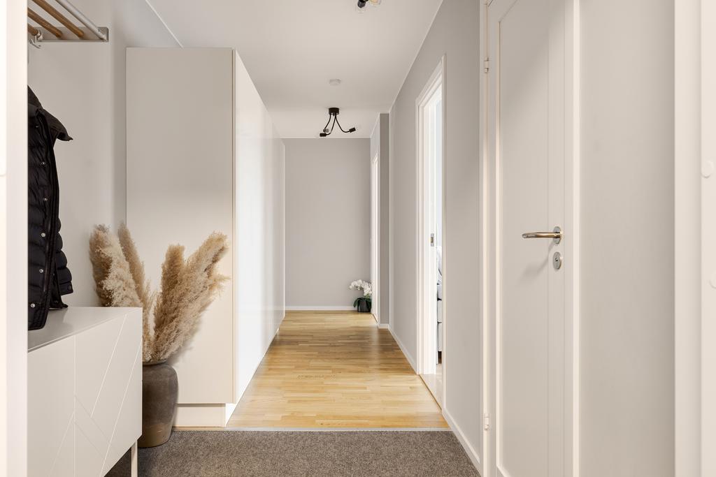 Entréhallen med plats för förvaring och gott om garderober