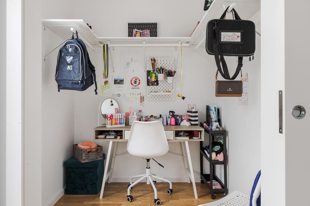 Klädkammaren i anslutning till sovrum 1. Används som arbetsplats och förvaringsutrymme