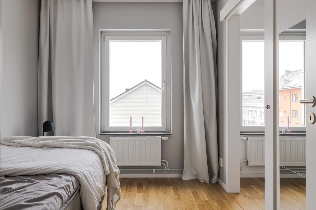 Sovrum 1 med access till separat klädkammare