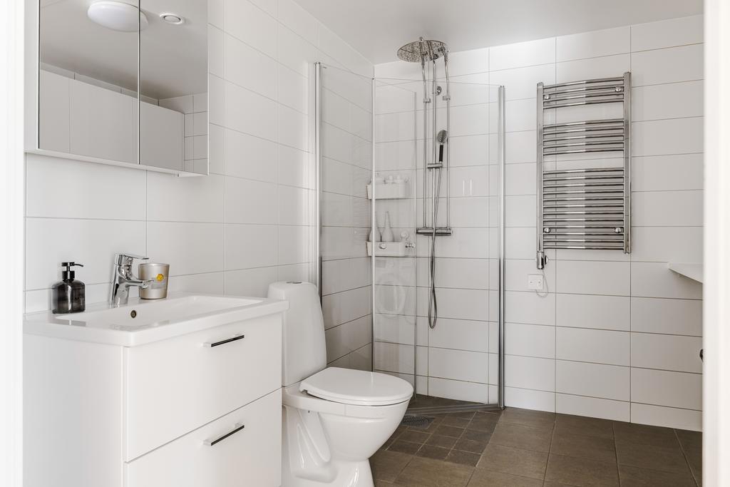 Helkaklat badrum med dusch & handdukstork