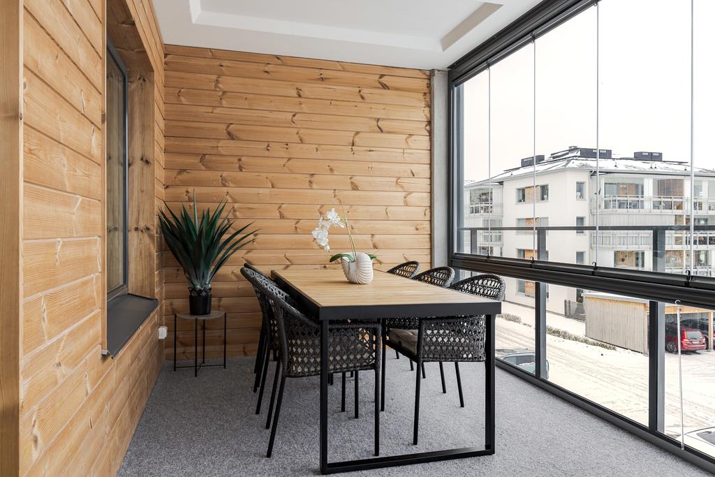 Del av den generösa inglasade balkongen