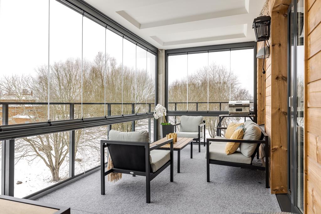 Inglasade balkongen på 19 kvm har ljusinsläpp från fler väderstreck