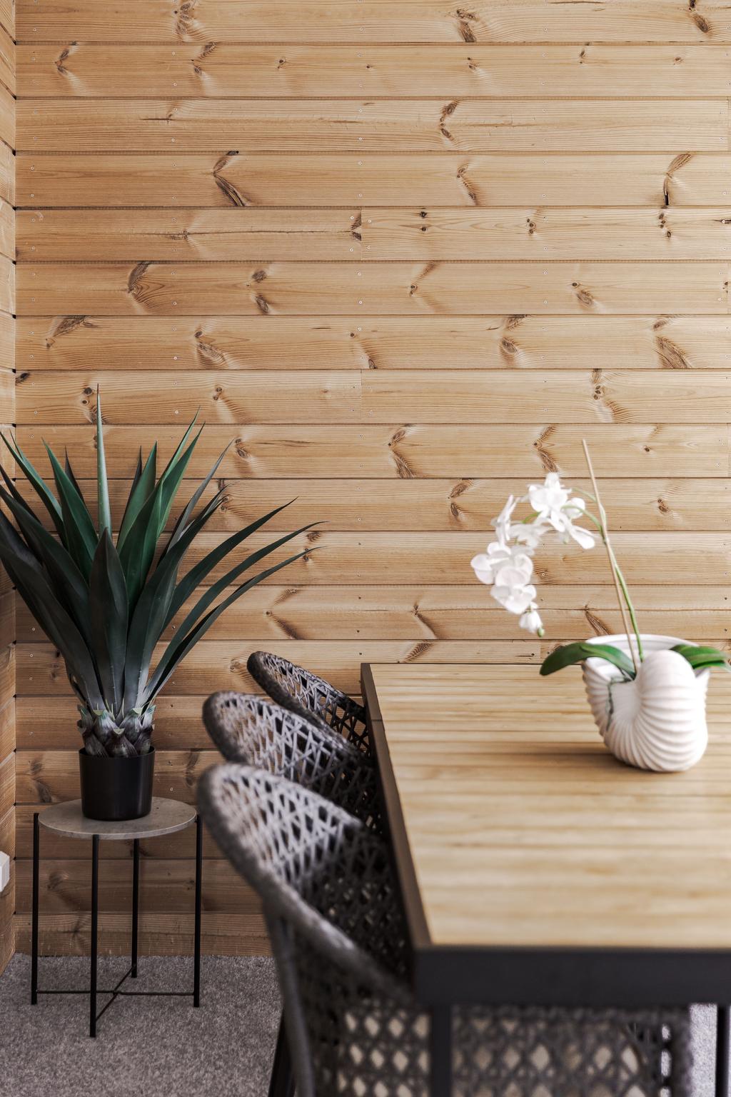 Träpanel på balkongen ger ett varmt intryck